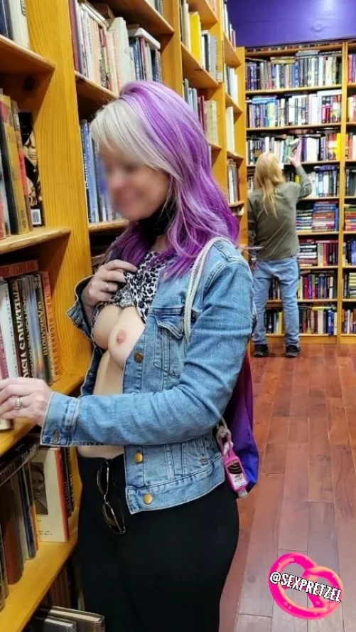 I love the smell of books... maybe a little too much by sexpretzel_