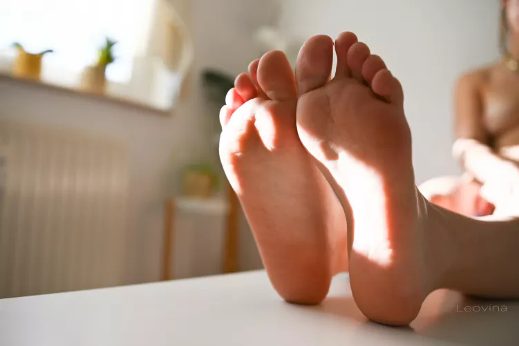 I love the warm tingling feeling I get when the sun shines on my soles! 🥰 by Leovina