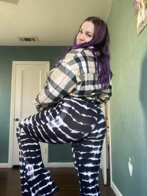 I love these colorful yoga pants they are also the comfiest ever😜 by butterflybbybre