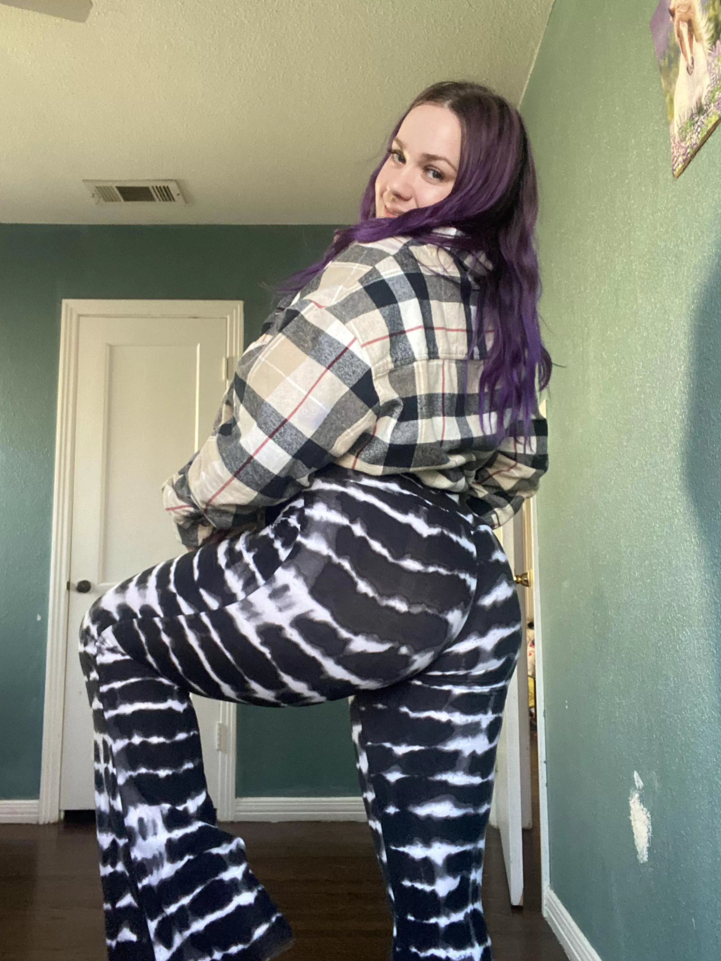 I love these colorful yoga pants they are also the comfiest ever😜 posted by butterflybbybre