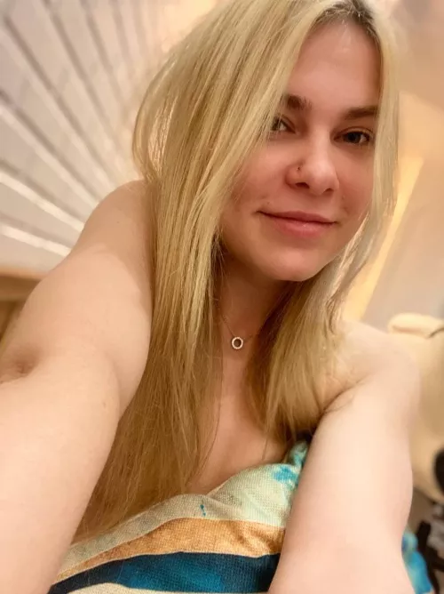 I love to look in the mirror by RenataFOX