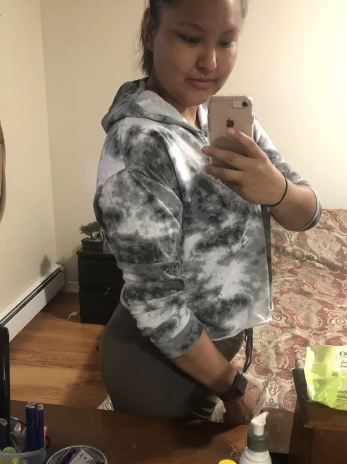 I love wearing a crop top and tight leggings to workout 💋 by nic0lefox