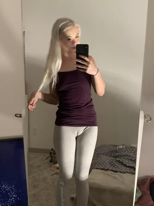 I love wearing leggings 😛 by Allyssacream