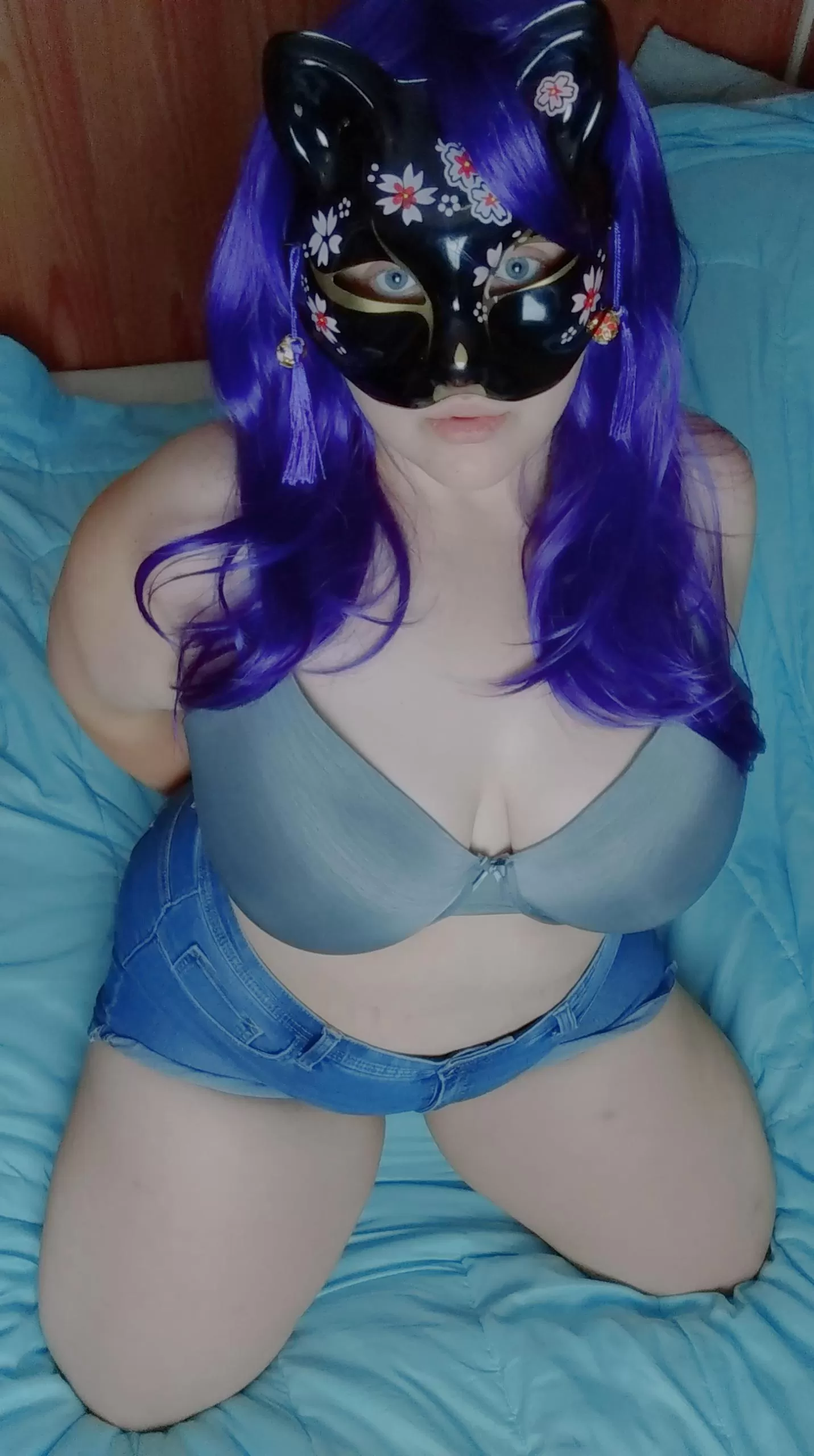 I love wearing my denim short shorts everywhere I go just for the stares 😉♥️ posted by LexiRayne647