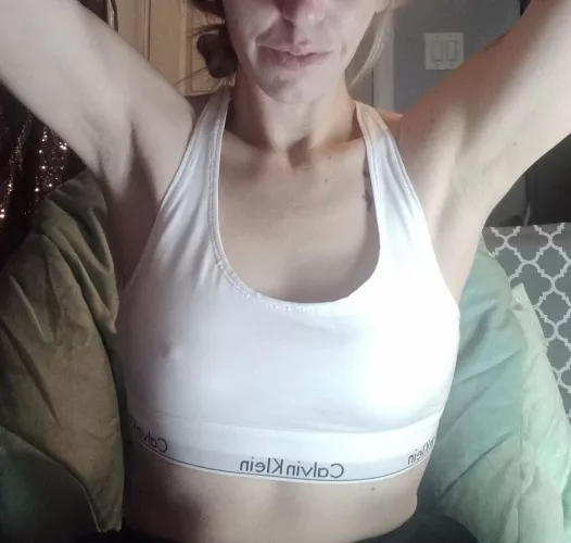 I love when I’m only in my bra and my pits are licked by PantiePrincess300