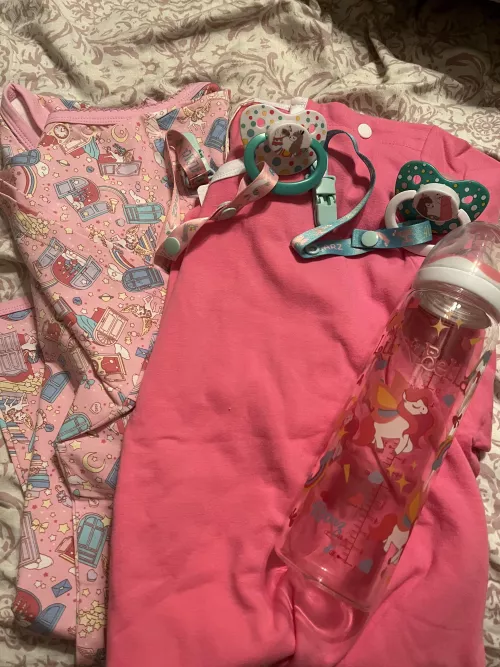 I luv my new stuffs!🙈🙈 by SmolChickenRaptor