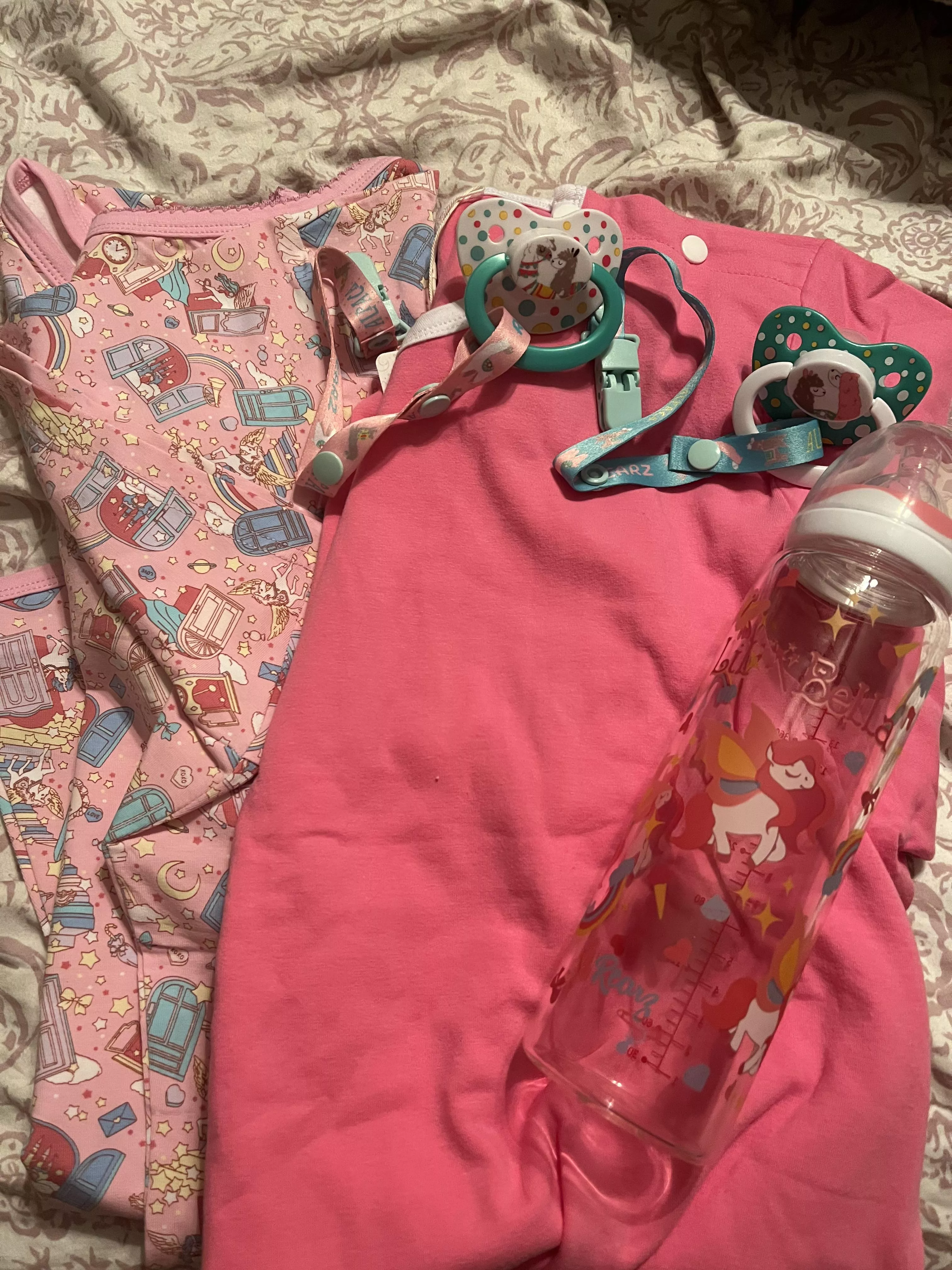 I luv my new stuffs!🙈🙈 posted by SmolChickenRaptor