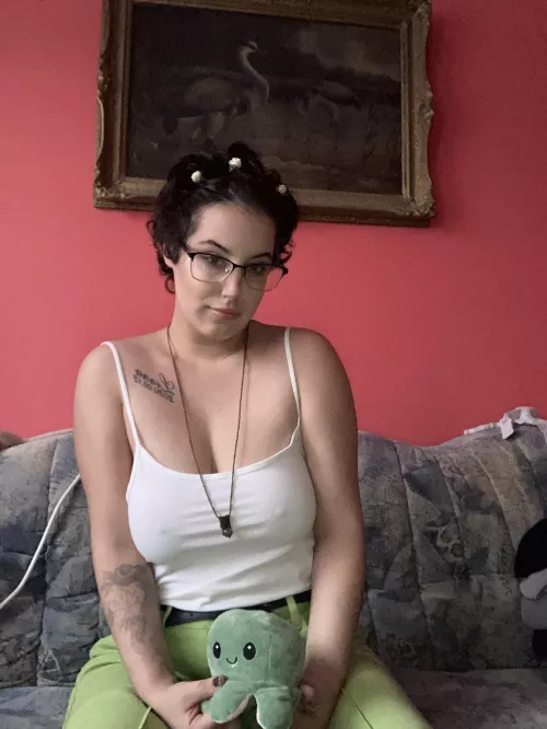 I matched my new little friend. My jeans and necklace are both green. ✅💴 by BettyFromHungary