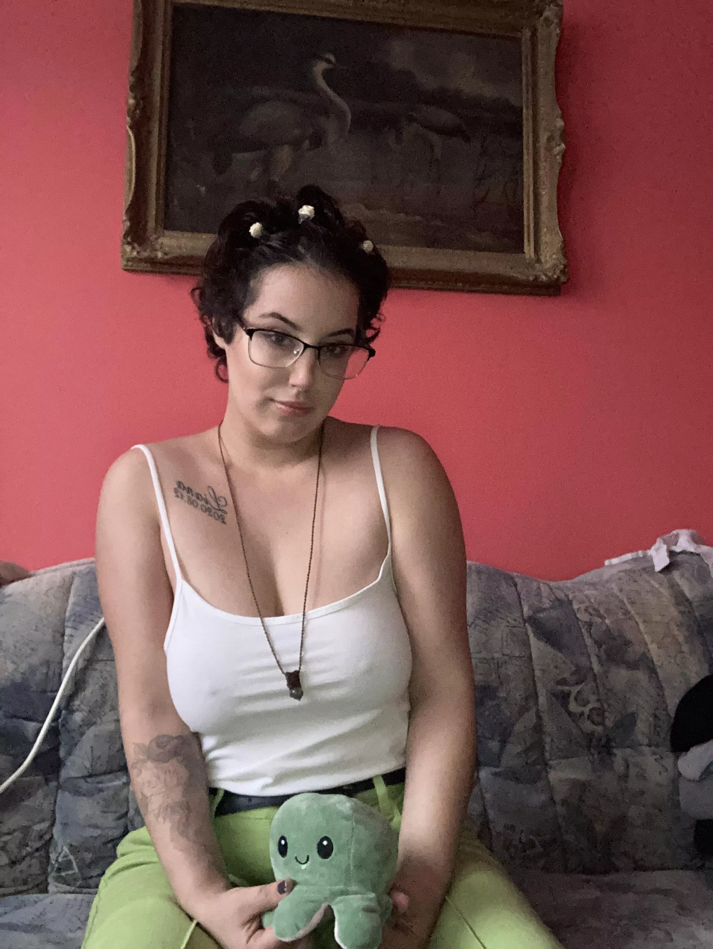 I matched my new little friend. My jeans and necklace are both green. ✅💴 posted by BettyFromHungary