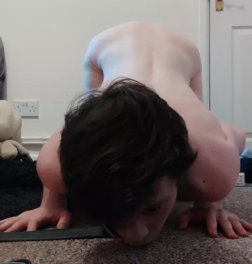 I may be young (23) and inexperienced but I want to serve you however you'd want to be served. If only I had a plug tho by jaffacurtain