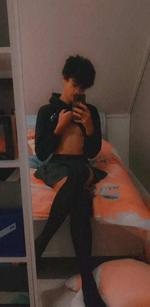 I might have put on a skirt n thighs... by iiThyr