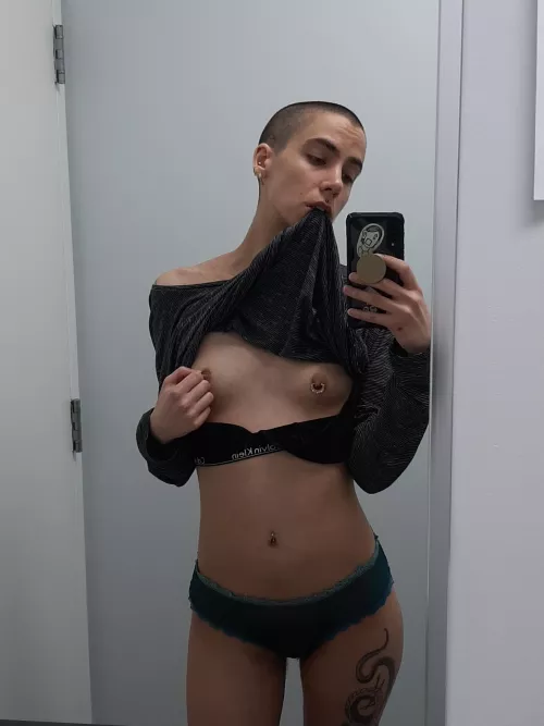 i miss my shaved head and being able to send nudes while i'm at work :( by maygreyy