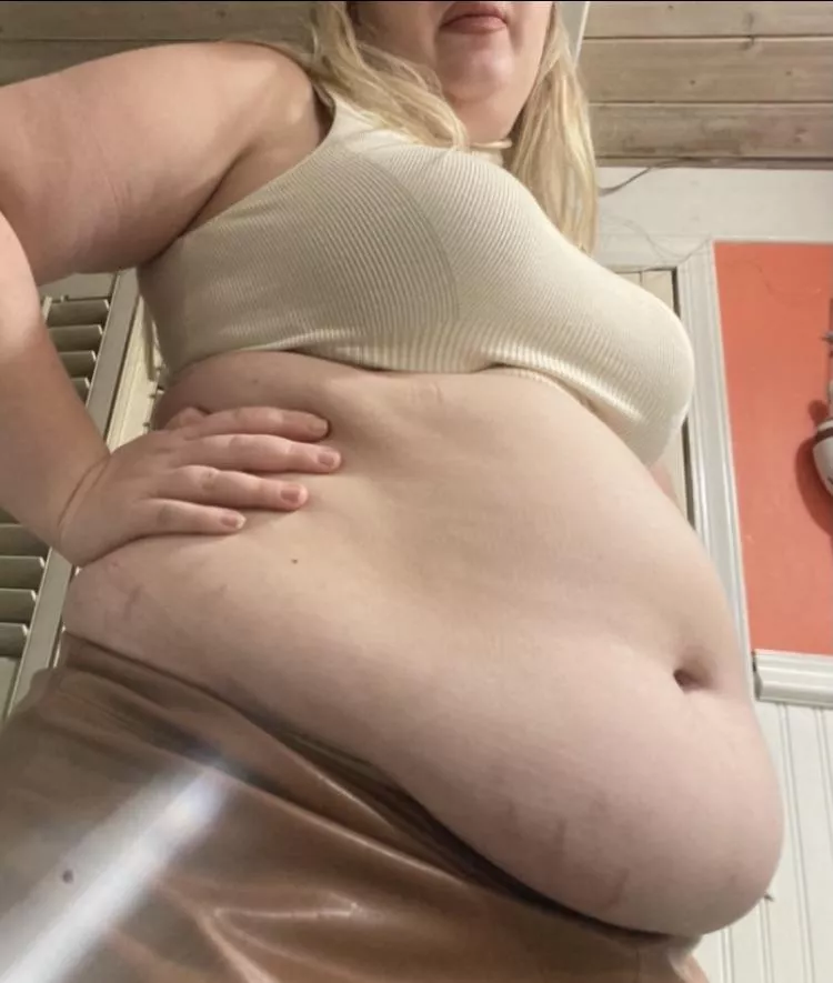 I must admit I feed her relentlessly. When I look at her near bursting, at her most full, I still wonder… how much more could she take? 🤔 posted by myfatblondegf