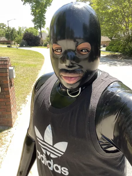 I must say I spend the last 3 days in full rubber and mixing and matching clothes and colors but being in full Rubber in good AC be freezing me lol so I took a walk around the neighborhood by RubberRenegade