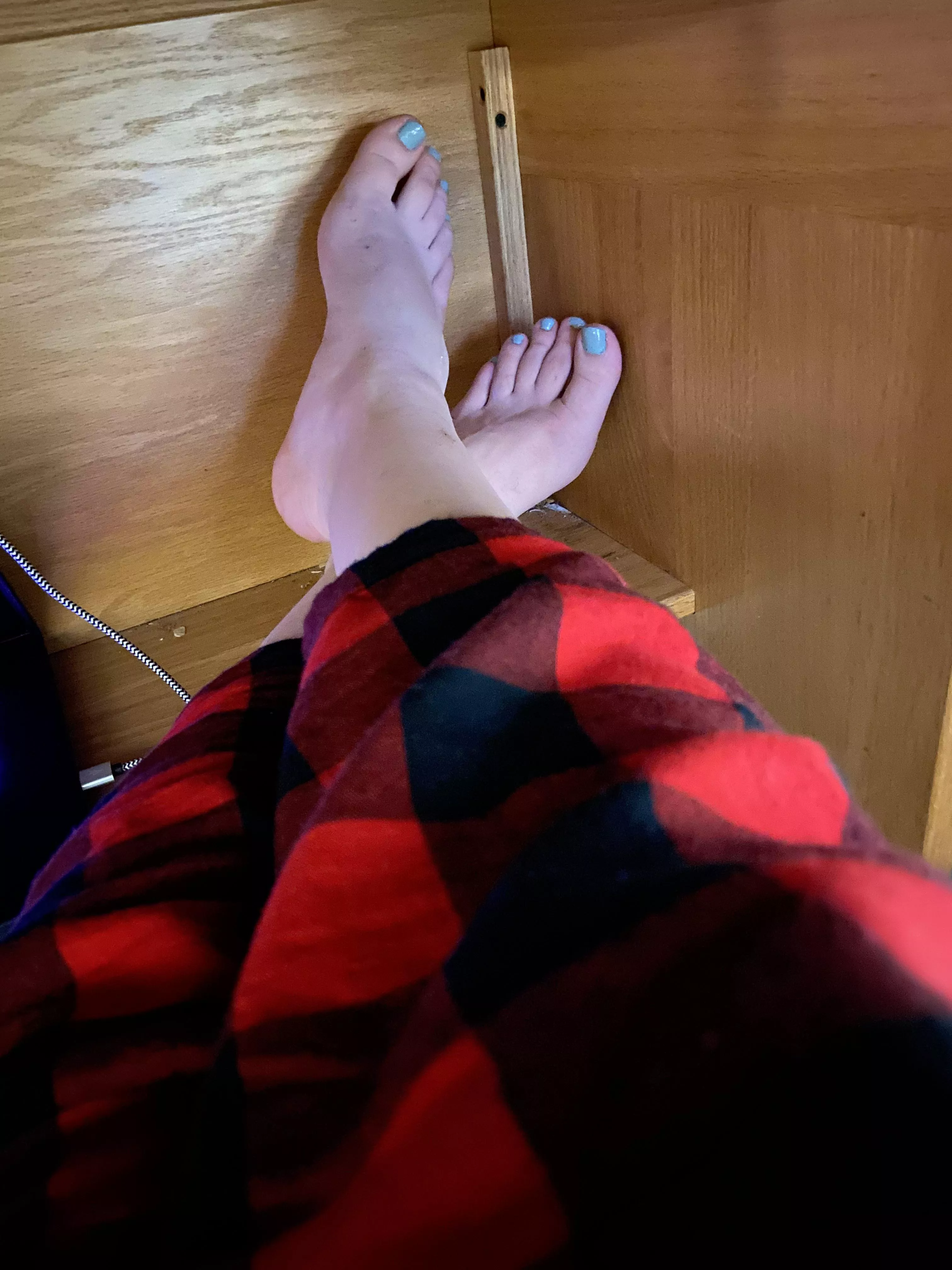 i need a better foot rest, any volunteers? 💚 posted by sluttytransytoes