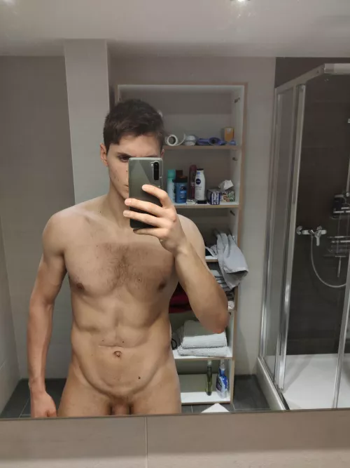 I need a bigger mirror by RestlessRnd