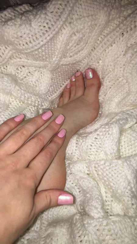 I need a foot rub, dms are welcome 💕 by avamayx0