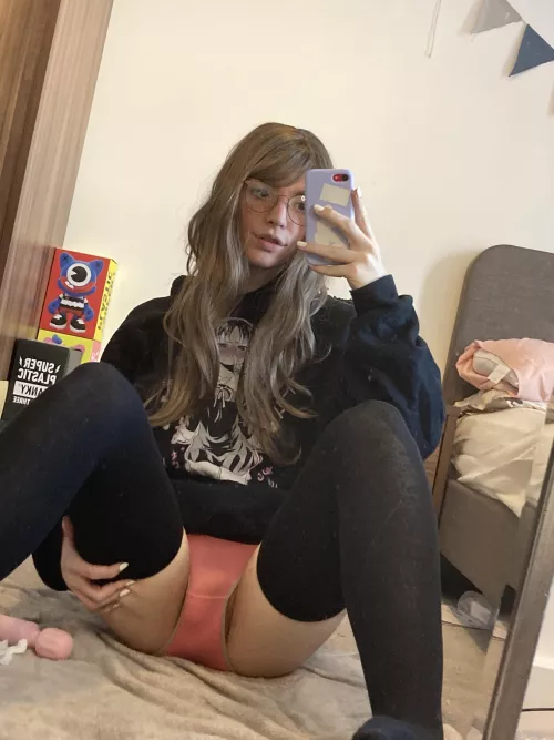 I need a hand (or a mouth 👀) by icky_peach