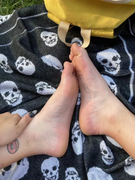 i need a volunteer for a foot job 👀 by missaliceglenn