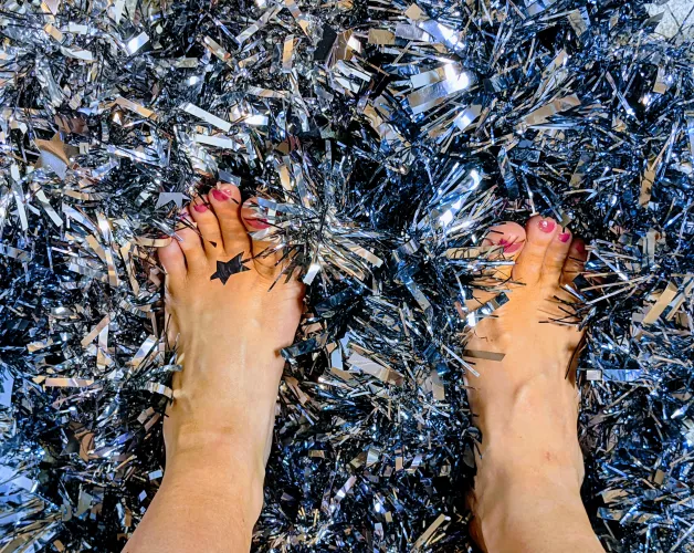 👅👣 I need my toes sucked..... but have I been a good girl this Christmas?! 🎄🧑🏻‍🎄 Do I deserve it....?? 🙏🏼🙏🏼🙏🏼🙏🏼🤤 by the-sockslut