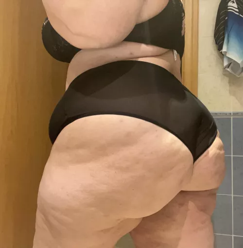 I need to keep fattening up! by misshoneypottsOF