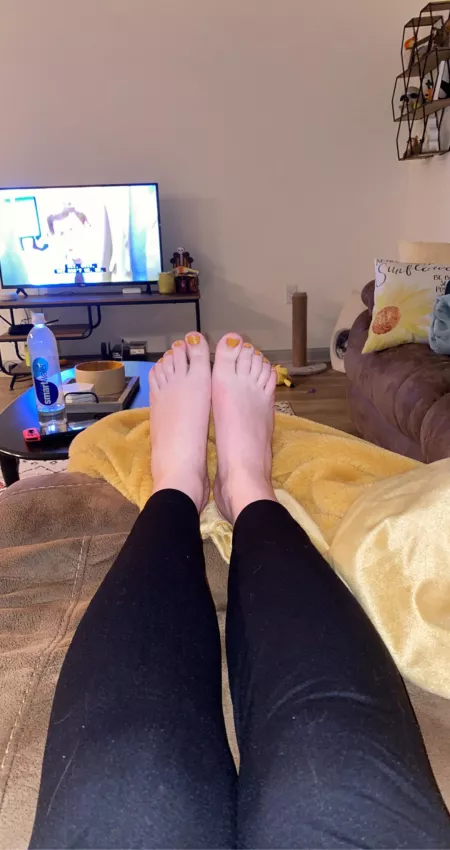 i painted my toe nails for the first time :3 by nobanderson