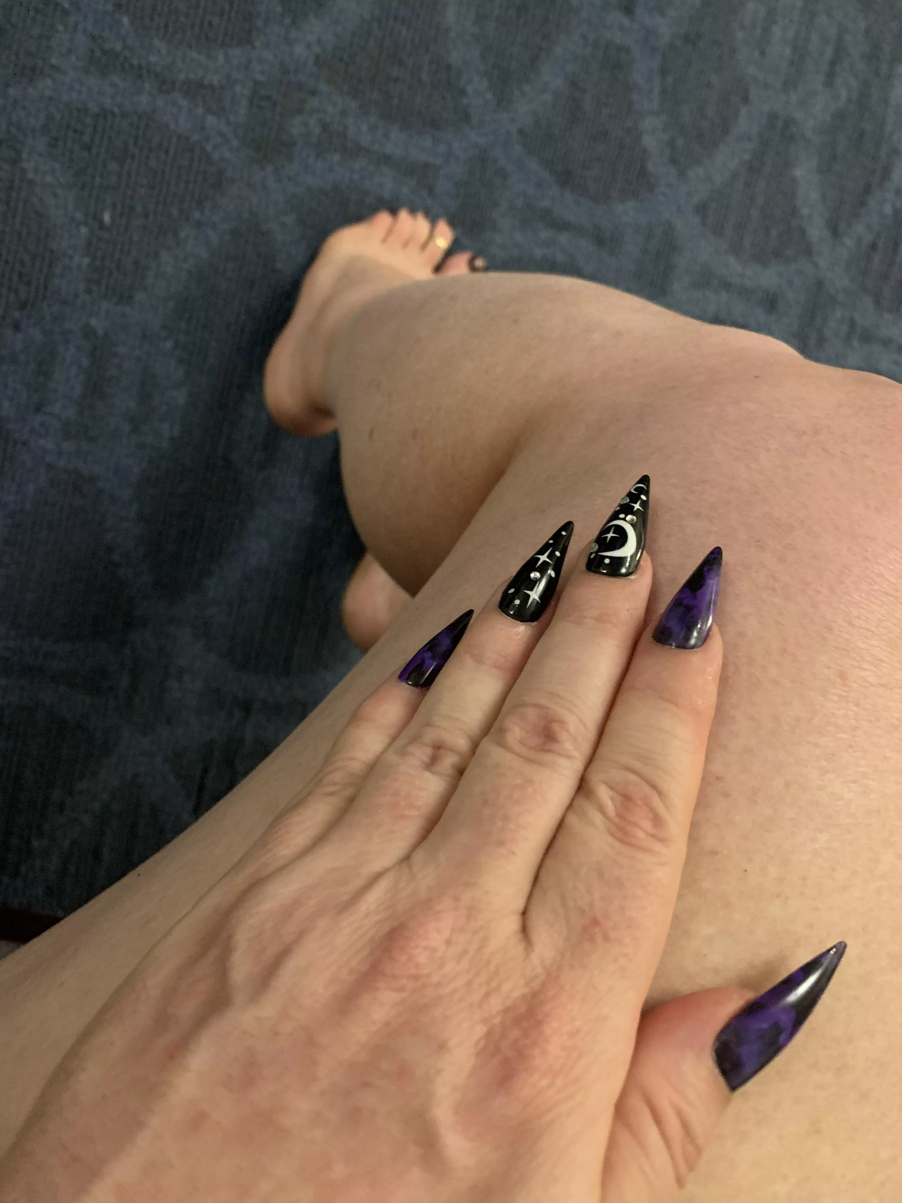 I put a spell on you and you’re mine 👻🎃😈💋 posted by sassysasha_808