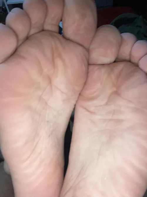 i put my wrinkled soles on ur face, what would u do? 😏 come taste it 😈 dms/pms r welcome by pessbeach