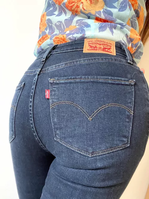 I quite like how this pair of jeans fit [F32] by SunAndGlow