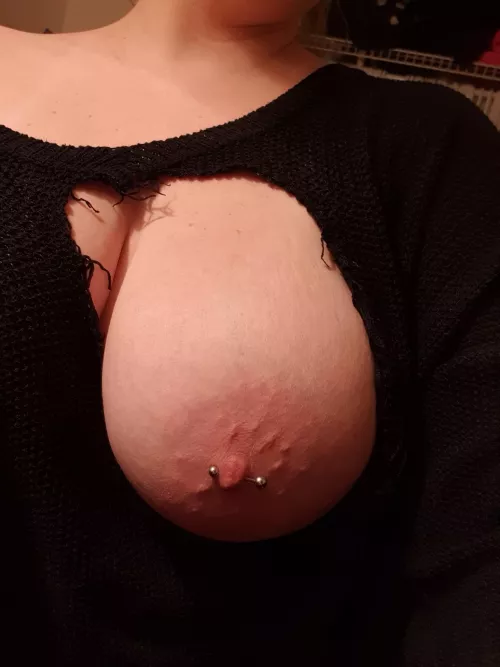 I really need to fix this sweater 😋 by Threepieceandsoda