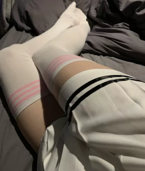 i reallyyyy want someone to snuggle with :( by himearikawastan