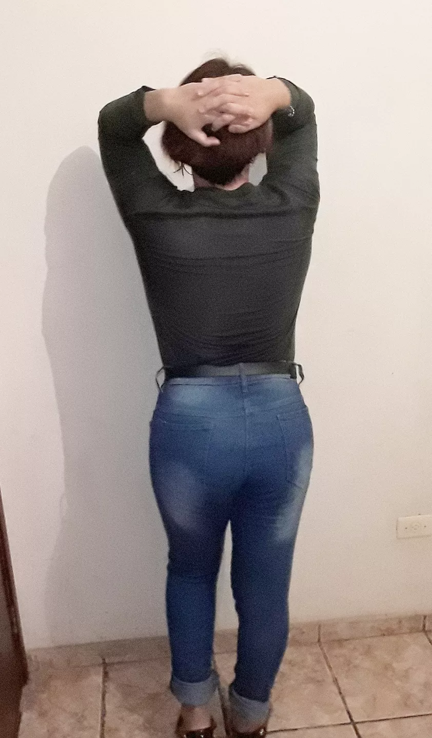 I see a big and juicy 🍑! posted by DanyelleLusty