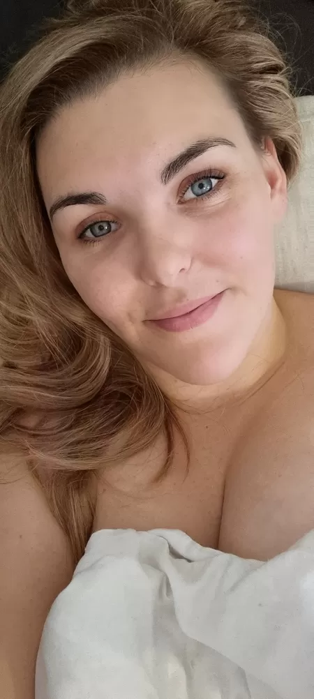 I see you staring 👀👀👀 your wondering what's under the duvet aren't you ?? 😜😜 by chesty_laroux88