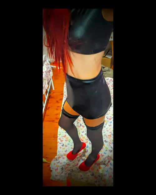 I send this picture to you and ask you to cum over, wyd?