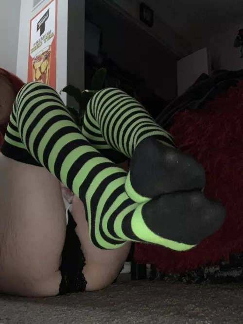 i show u my socks u worship them. okay? okay. by MonaRed69pantirosex