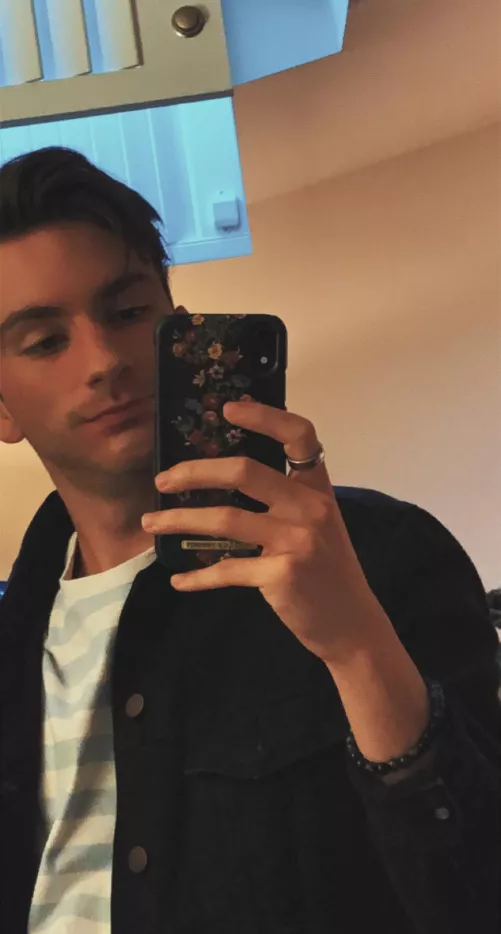 I swear I don’t give off tiny energy IRL by Pax_Bryne