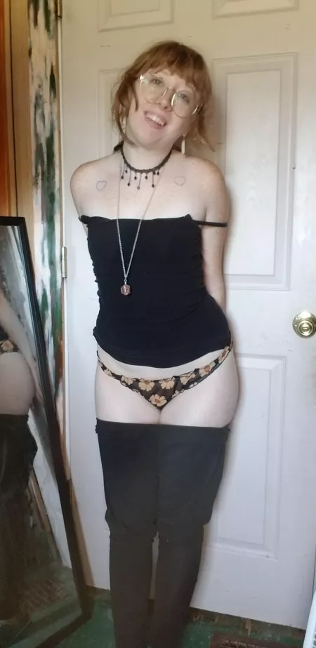 I swear I'm an innocent girl. by iris_blossom