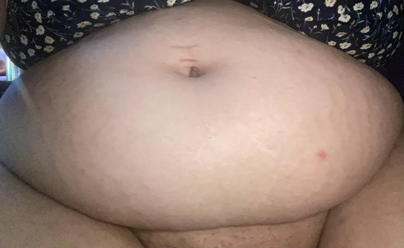 I think I see some new stretch marks forming. Can’t wait to see how I fill out after I stuff my face with lunch in a few minutes. by Bigbellybecca