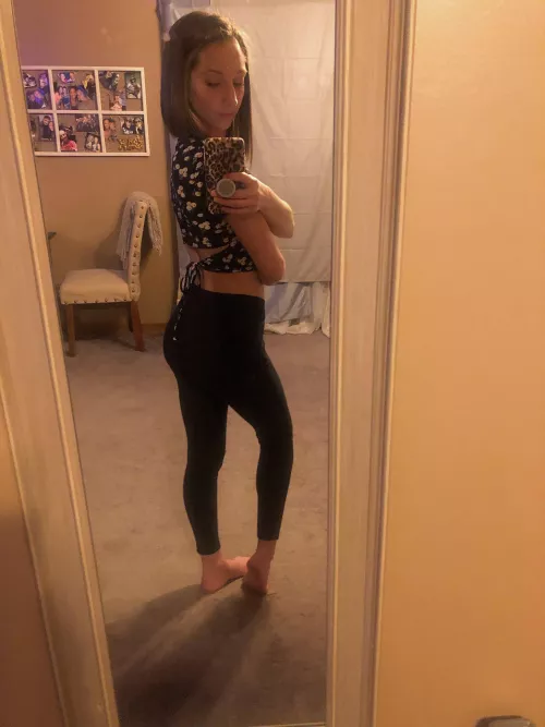 I think it’s only fair to take a good morning selfie in my yoga pants💋 by petite_brun3tte