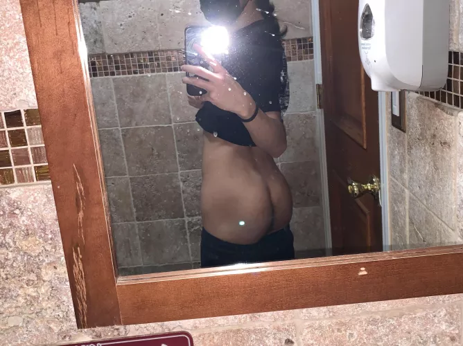 I think my butt is very cute, do you? by Beez_N_Drinkz