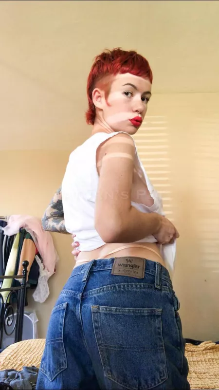 i think red suits me, don’t you think? by saturnspet