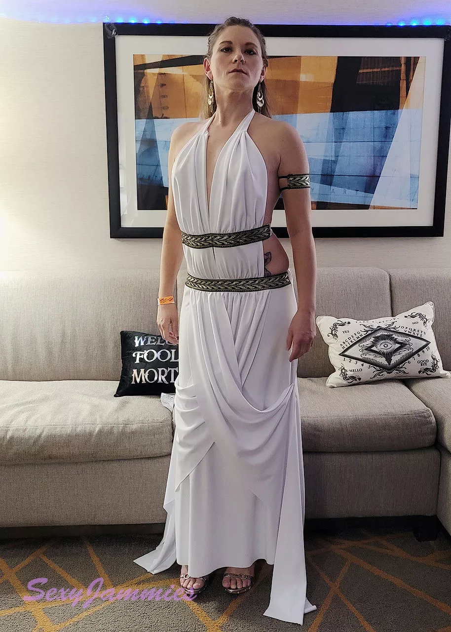 I think this is my favorite Halloween costume to date. posted by SexyJammiescpl