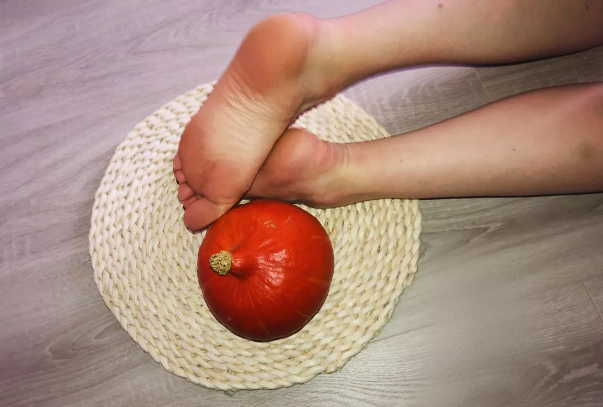 I think this orange color suits my feet! what do you think fits my feet - maybe you? 😏🤤 posted by elsemusve