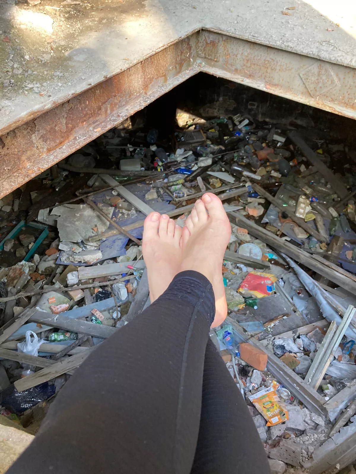 I think this place is absolutly not for my soft feet😱 Isnt it?😈 posted by Alicia_funfeet