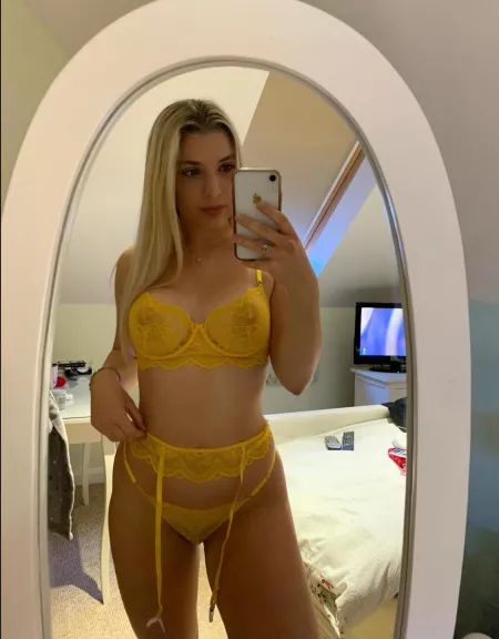 I think yellow suits me by B_skyee2