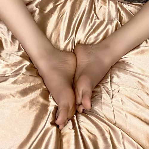 I think you can put something on the middle 🙄 by YourTransGirlJade