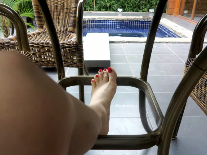 I thought foot lovers might appreciate this scenery, so I grabbed my camera and snapped a photo. by ThePersianPrincex