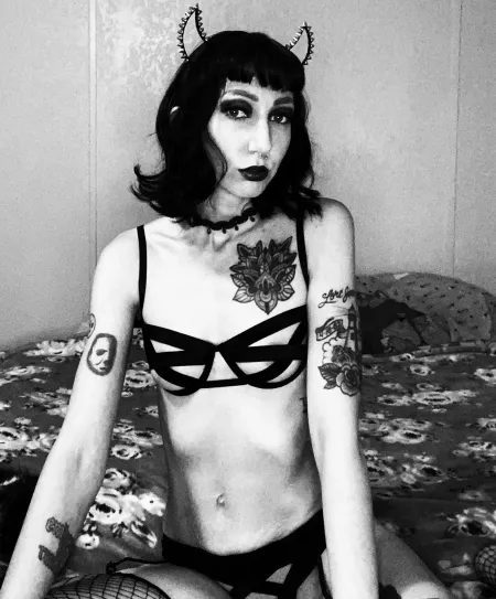 I tried to do a very “Bettie” style photo shoot this time, and I LOVE the way it turned out! 💚🖤 What do you guys think? by Zombi_Kween