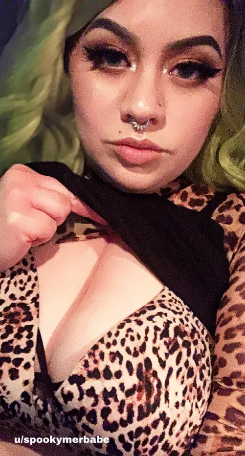 I used to be a MUA! So I’m a talented temptress with terrific tits 😎 by spookymerbabe