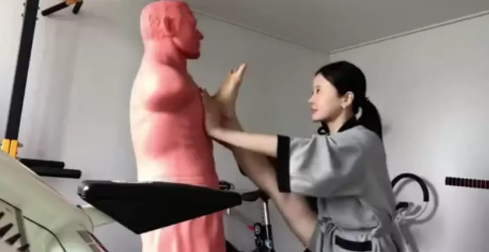 I very badly need to know who she is by netfligsho